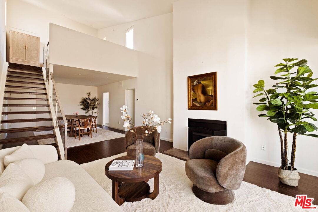 725 S Barrington Ave 2BR Brentwood La