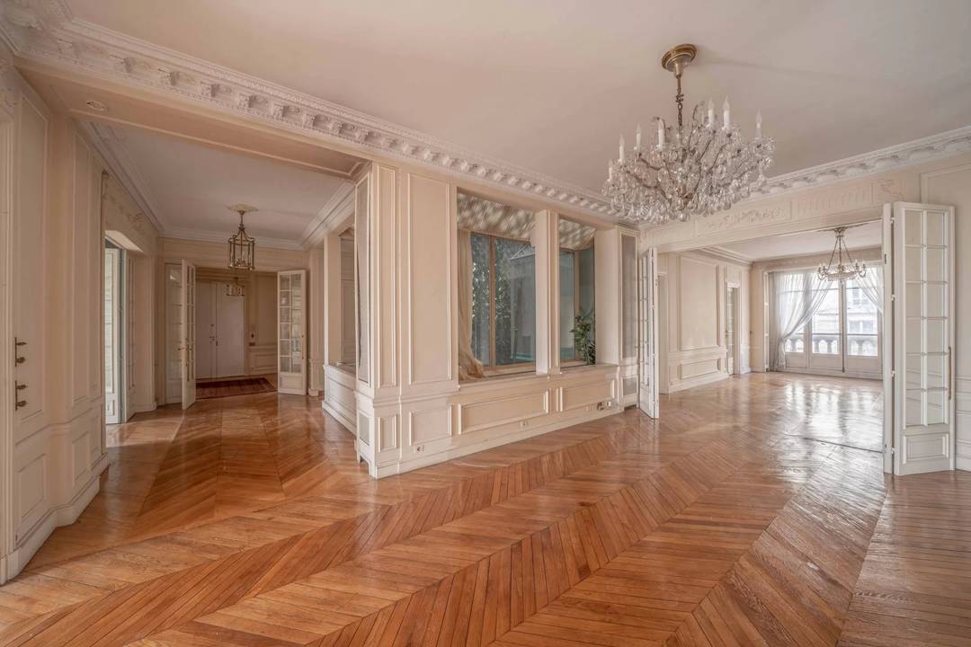 Luxurious 5-Bedroom Apartment in Paris 7ème
