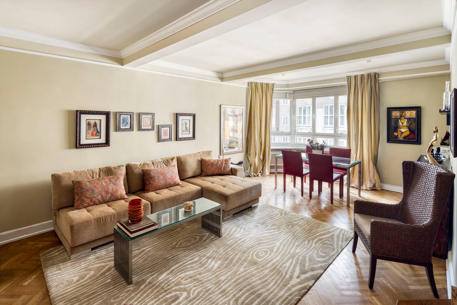 Come make this exceedingly rare combination unit in the esteemed Westmore CONDOP your next home !