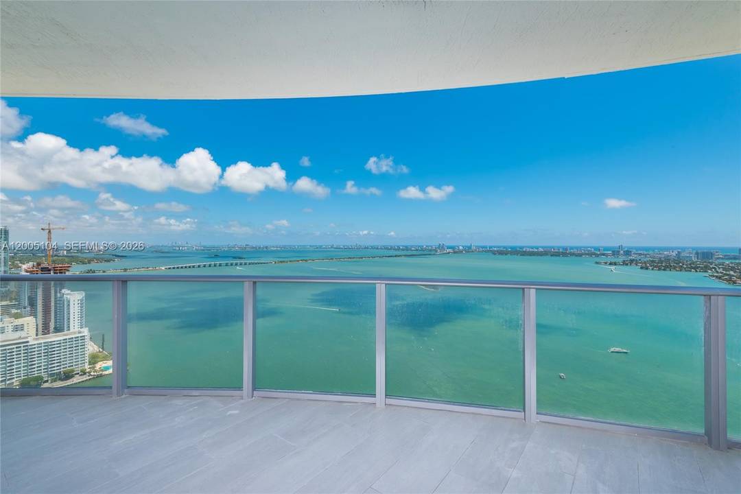 Gorgeous and spacious unit with spectacular direct water views located in the heart of Miami's Art and Entertainment District.