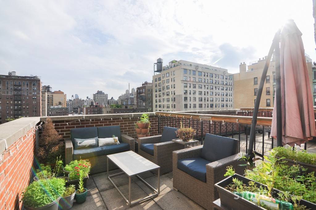 Incredible Penthouse 1 bedroom with large private terrace in a well kept Doorman building with Roof deck and Laundry is a true rarity.