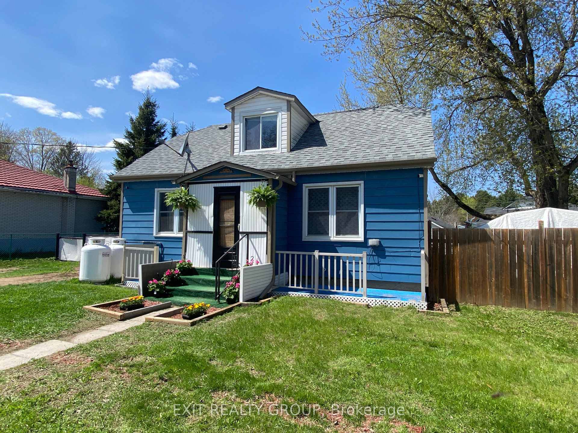 Relax in your new home located in the tranquil community of Northbrook at 33 Glastonbury Rd.