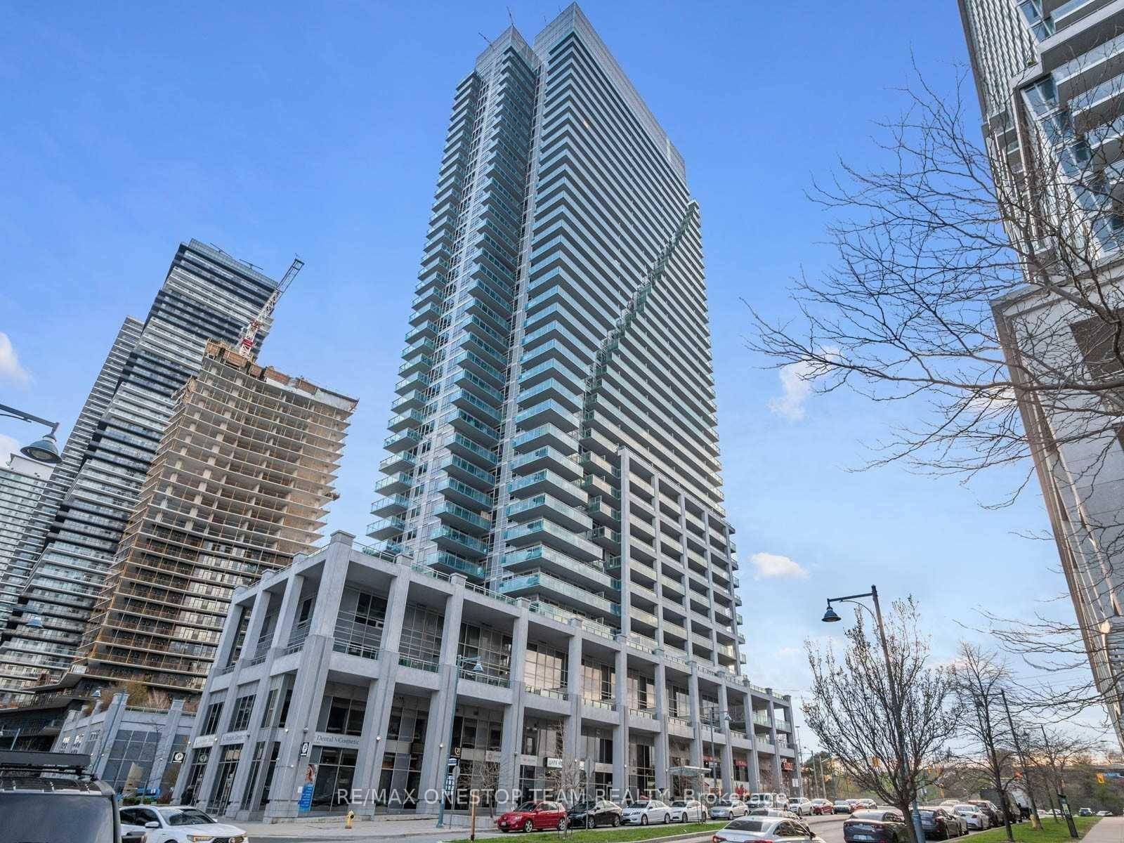 Luxury Living With A Full Unobstructed Panoramic Views Of The Lake And City Skyline 2 Bedroom Den Suite.