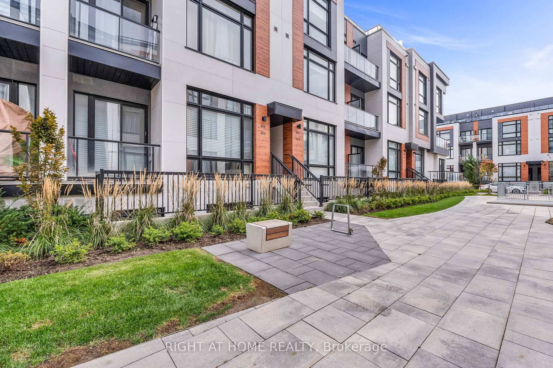 Bright amp ; Spacious Upper level Townhouse in high demand Richmond Hill location !