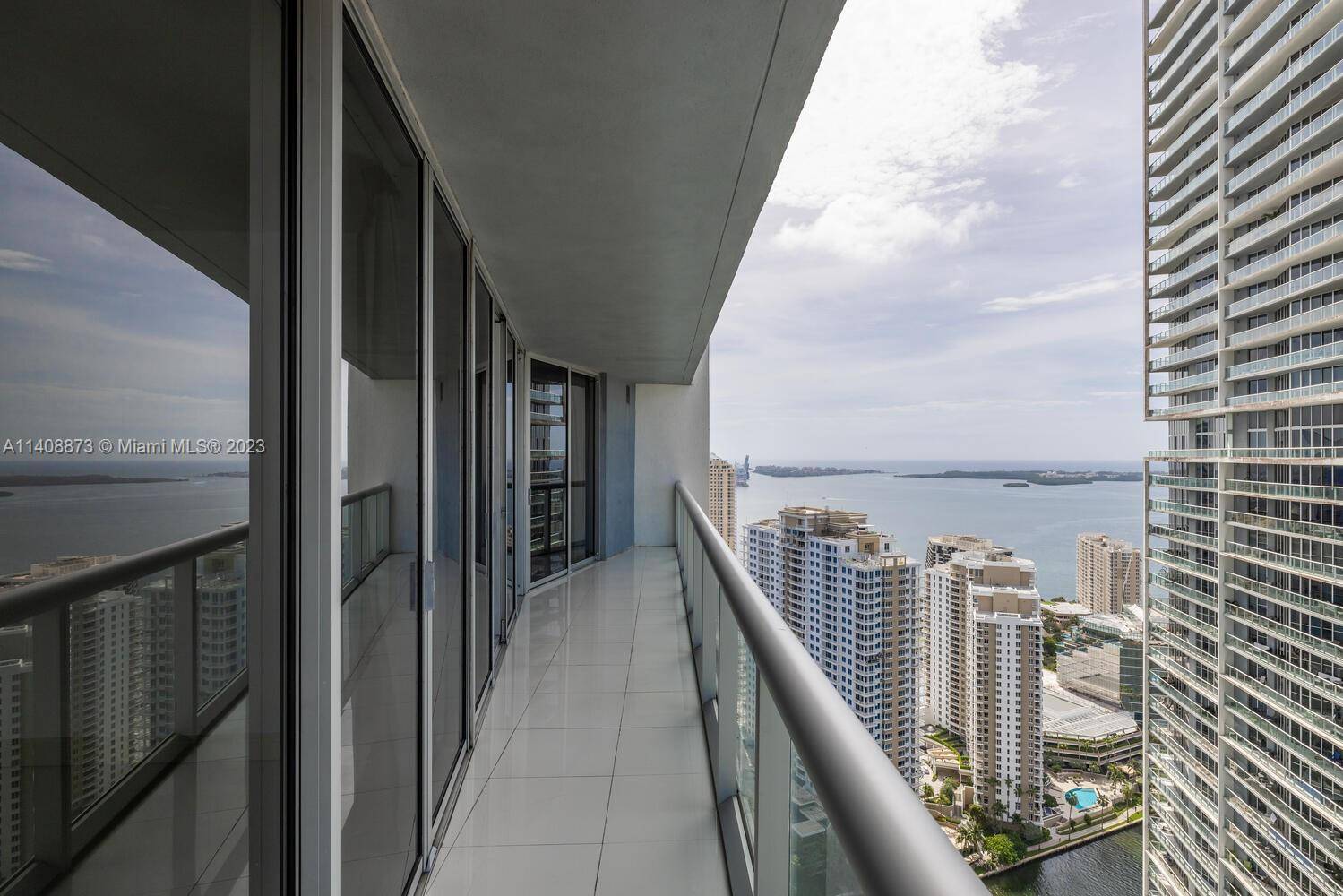 Welcome to the absolute best deal in Icon Brickell for a 2bed 2bath corner unit with fantastic water skyline view.