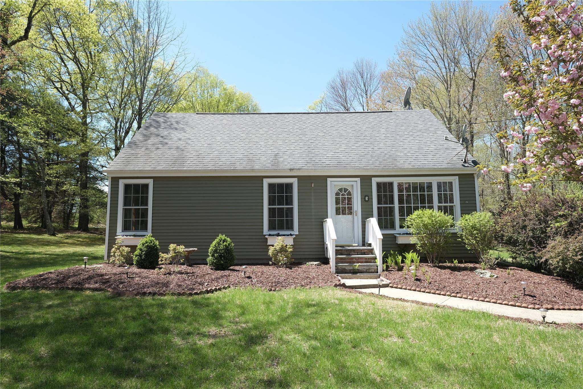 Charming Cape Cod Cottage with Private Round Lake Access !