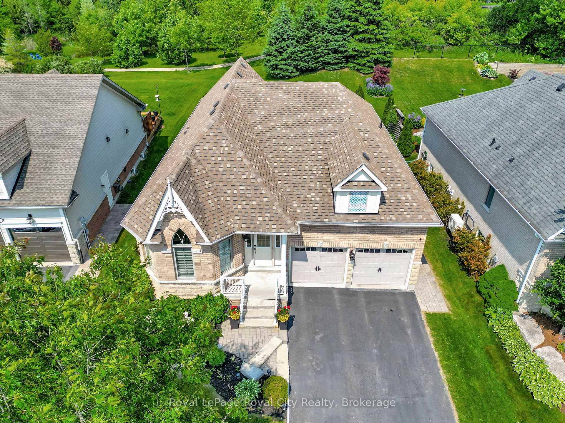 Discover UNPARALLELED SERENITY and privacy in this EXCEPTIONAL BUNGALOW, perfectly situated within a close knit, PRIVATE quiet community.
