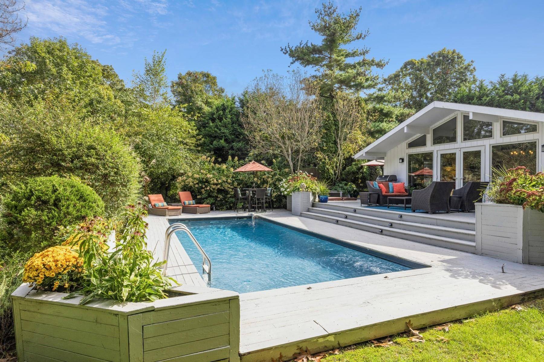 Escape to this stunning 3 bedroom, 2 bathroom beach house located in the peaceful Shinnecock Hills area of Southampton.