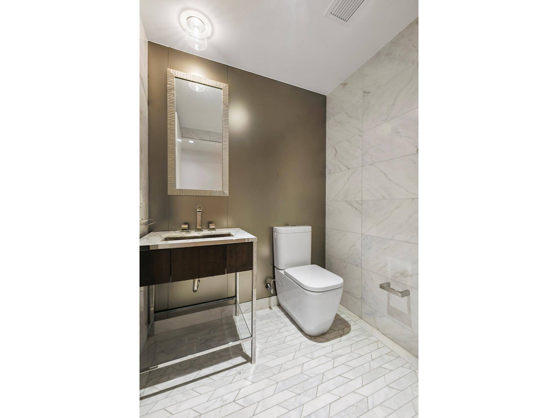 IMMEDIATE OCCUPANCY ! Spectacular 1629sqft South West facing 2BR 2.