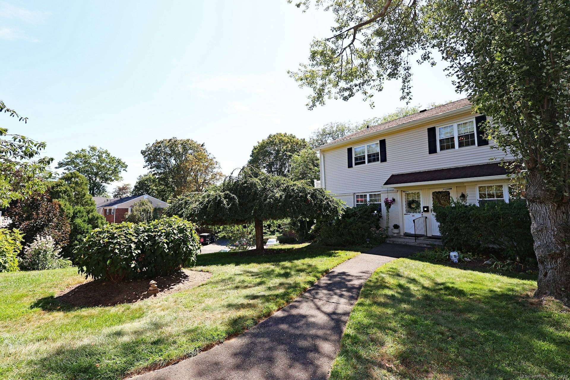 Welcome to Mosswood, one of Fairfield's most sought after condominium communities renowned for its unbeatable location, beautifully maintained grounds, and low common charges.