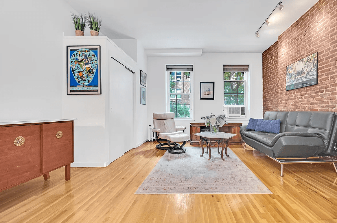 CARNEGIE HILL PREWAR ONE BEDROOMLocated in a beautiful brick building on a tree lined block in the heart of Carnegie Hill.