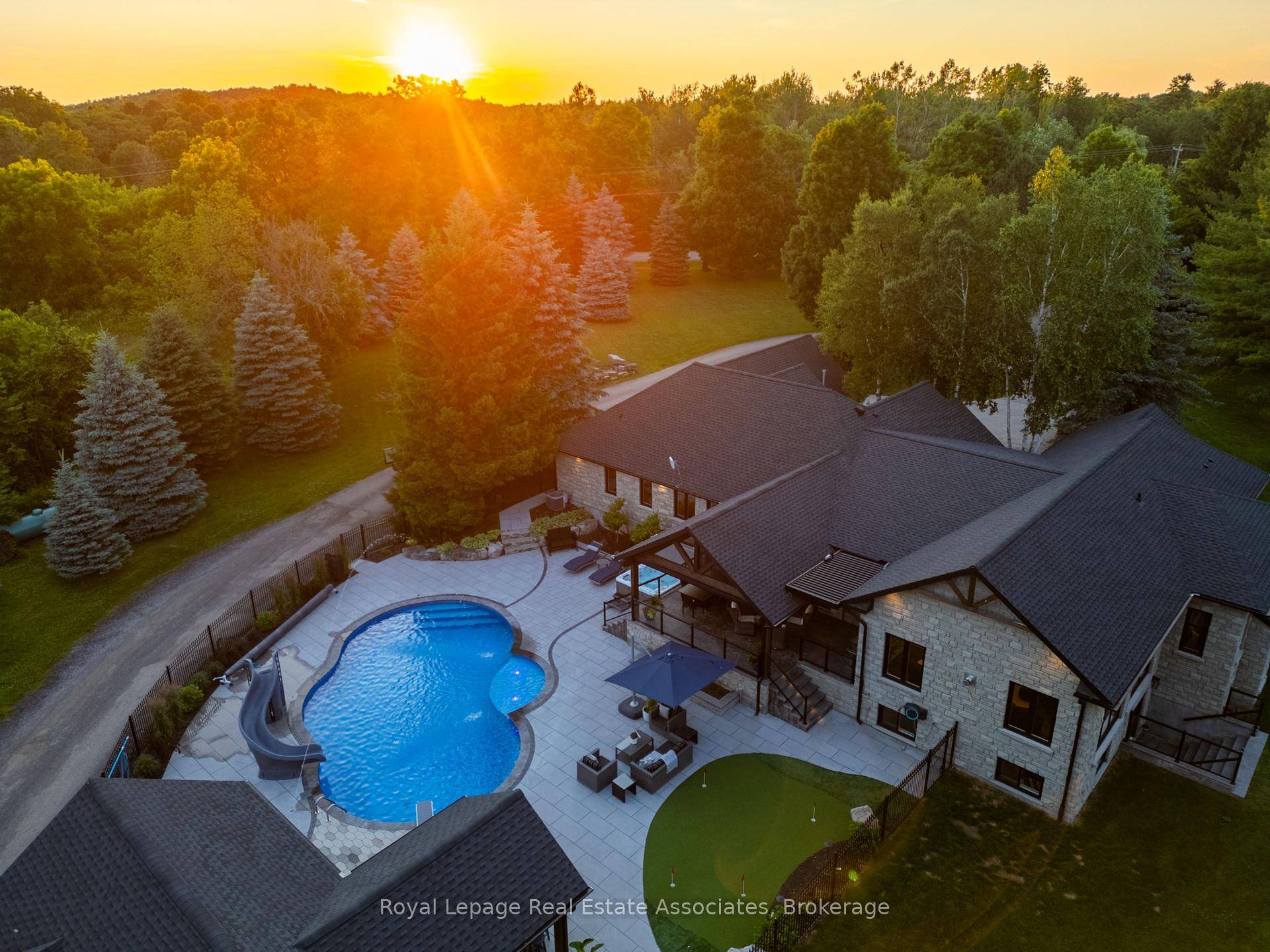 Renovated Bungalow W Walk Out Basement Features 4 1 Beds amp ; 7 Baths amp ; Parking for 12 Cars.