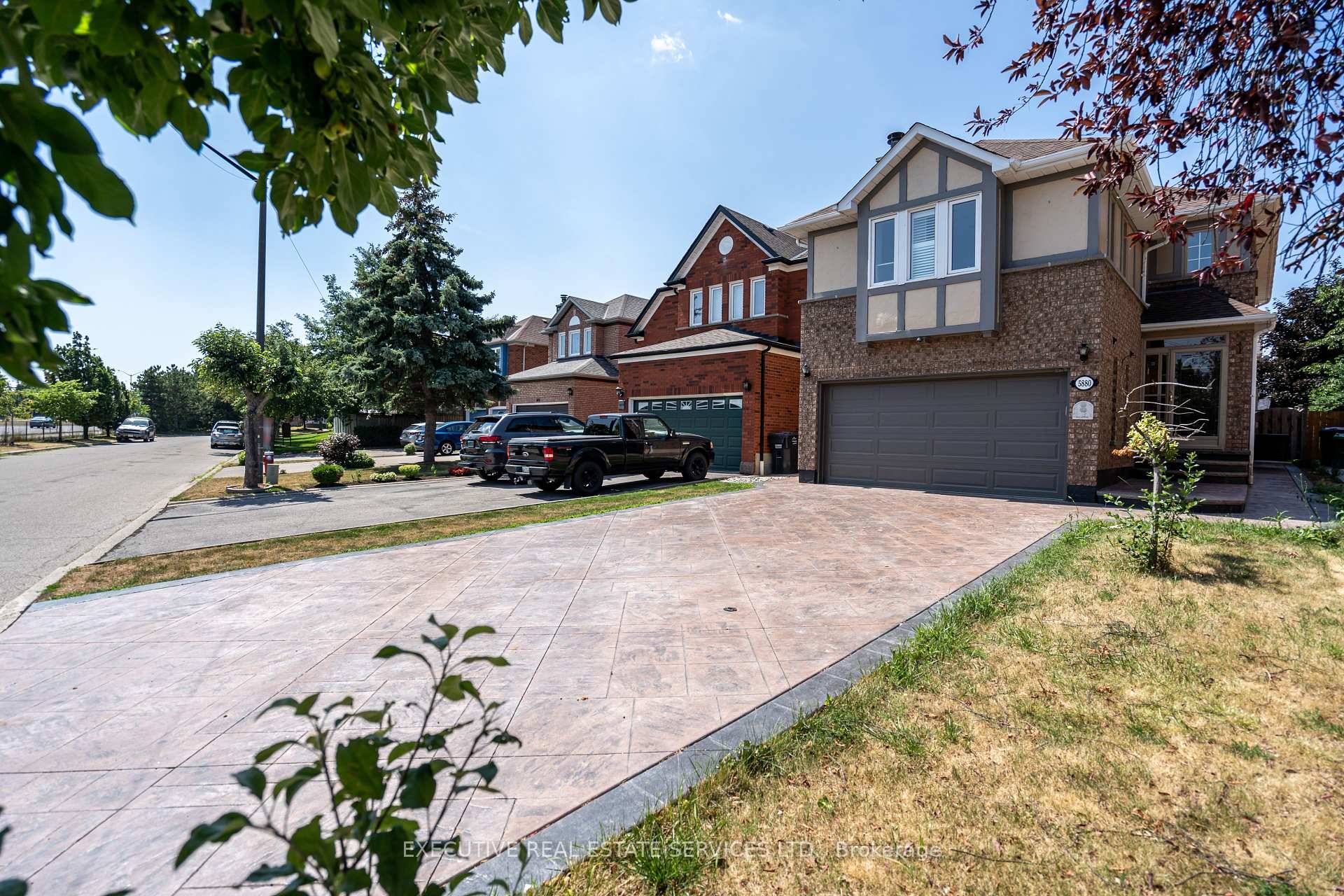 LOCATION LOCATION LOCATION Welcome to your dream home on a quiet crescent in the highly sought after community of Erin Mills.