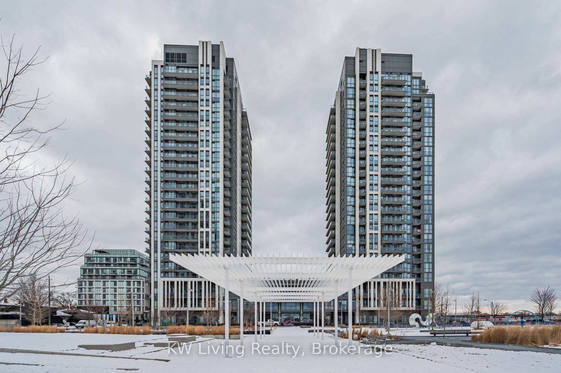 Spacious One Plus Den south facing to view Park !