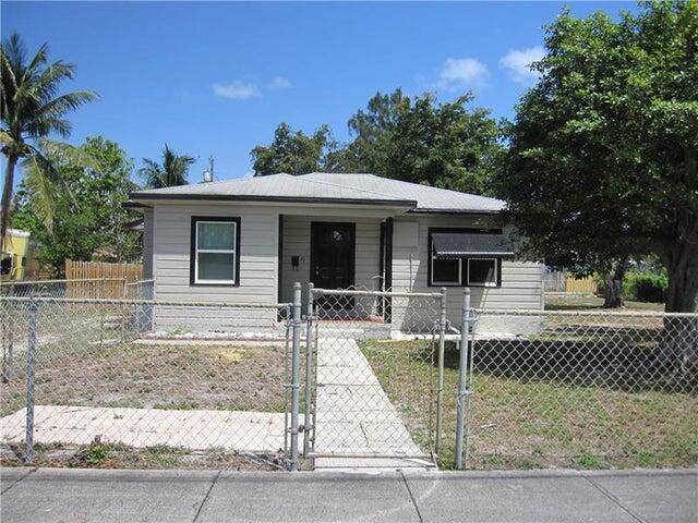 Rare double lot located in the heart of downtown Delray Beach.