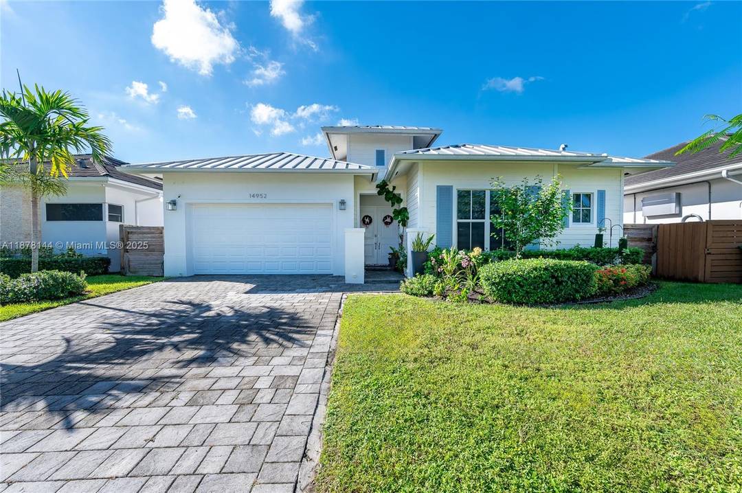 Welcome to Venetian Parc by Luxcom where modern design, comfort, and community meet.