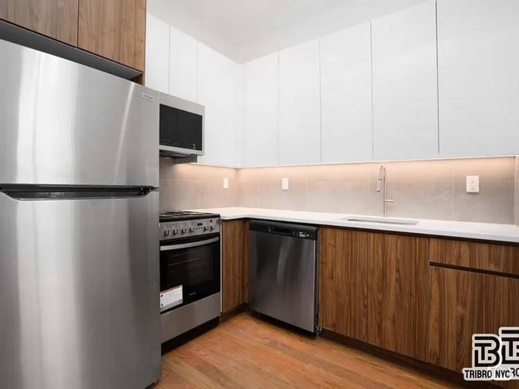 Penthouse Perfection Brand New 3BR 3BA in Prime Williamsburg with Private Roof Deck amp ; BalconyStep into the pinnacle of Brooklyn luxury in this sun drenched 3 bedroom, 3 bath ...