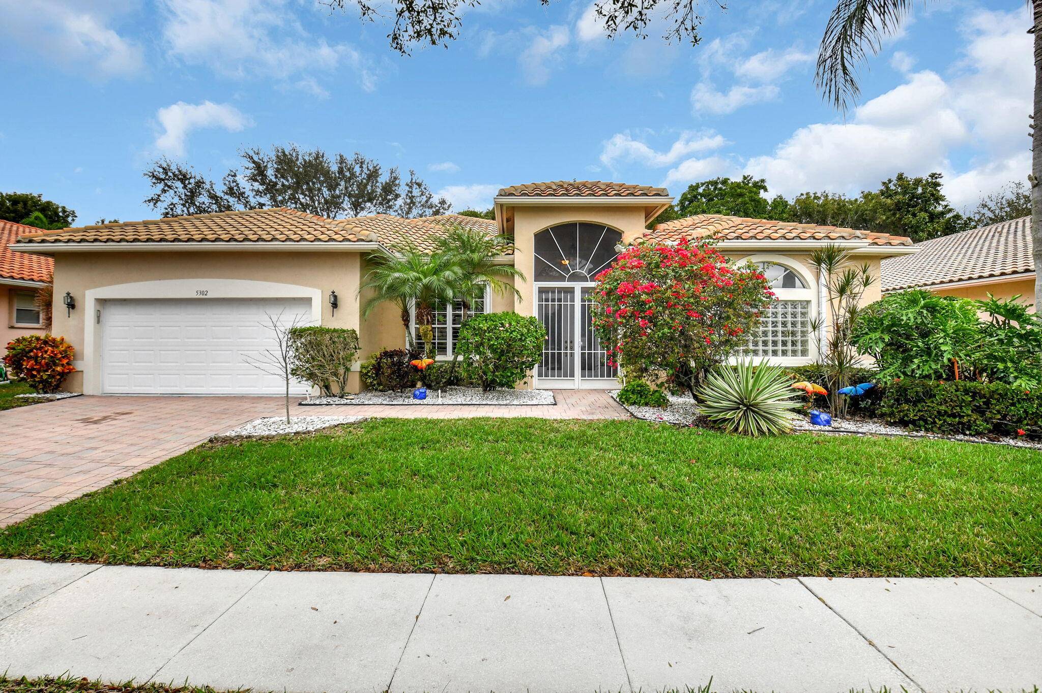 HIGHLY DESIREABLE HERITAGE II MODEL FEATURING A GREAT ROOM, 3 BEDROOMS, 2 1 2 BATHS, EXTENDED LANAI, OUTSTANDING PRIVATE LOT WITH VIEW OF THE GOLF COURSE.