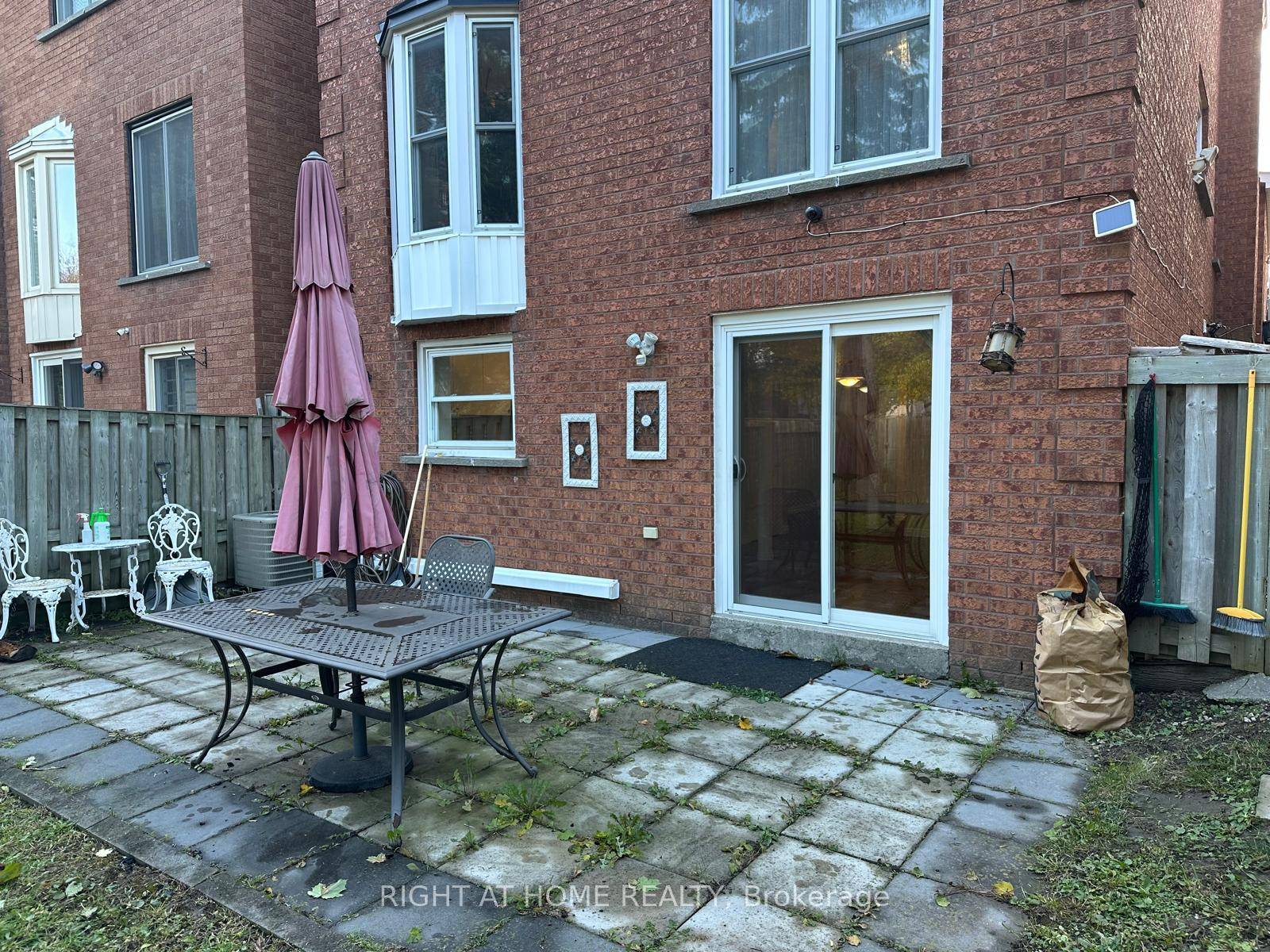 Located in a high end neighborhood, this bright and spacious walk out basement apartment offers comfort and convenience.