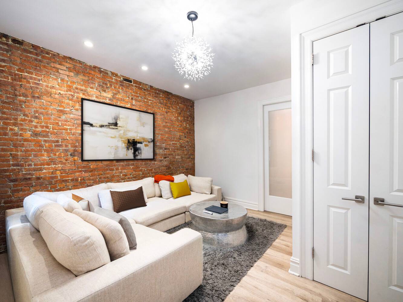 A RARE OPPORTUNITY to own a newly renovated 1 bed 1bath in an elegant Prewar Boutique Co op in the crossroads of Murray Hill, NoMad, Kips Bay neighborhoods Welcome to ...