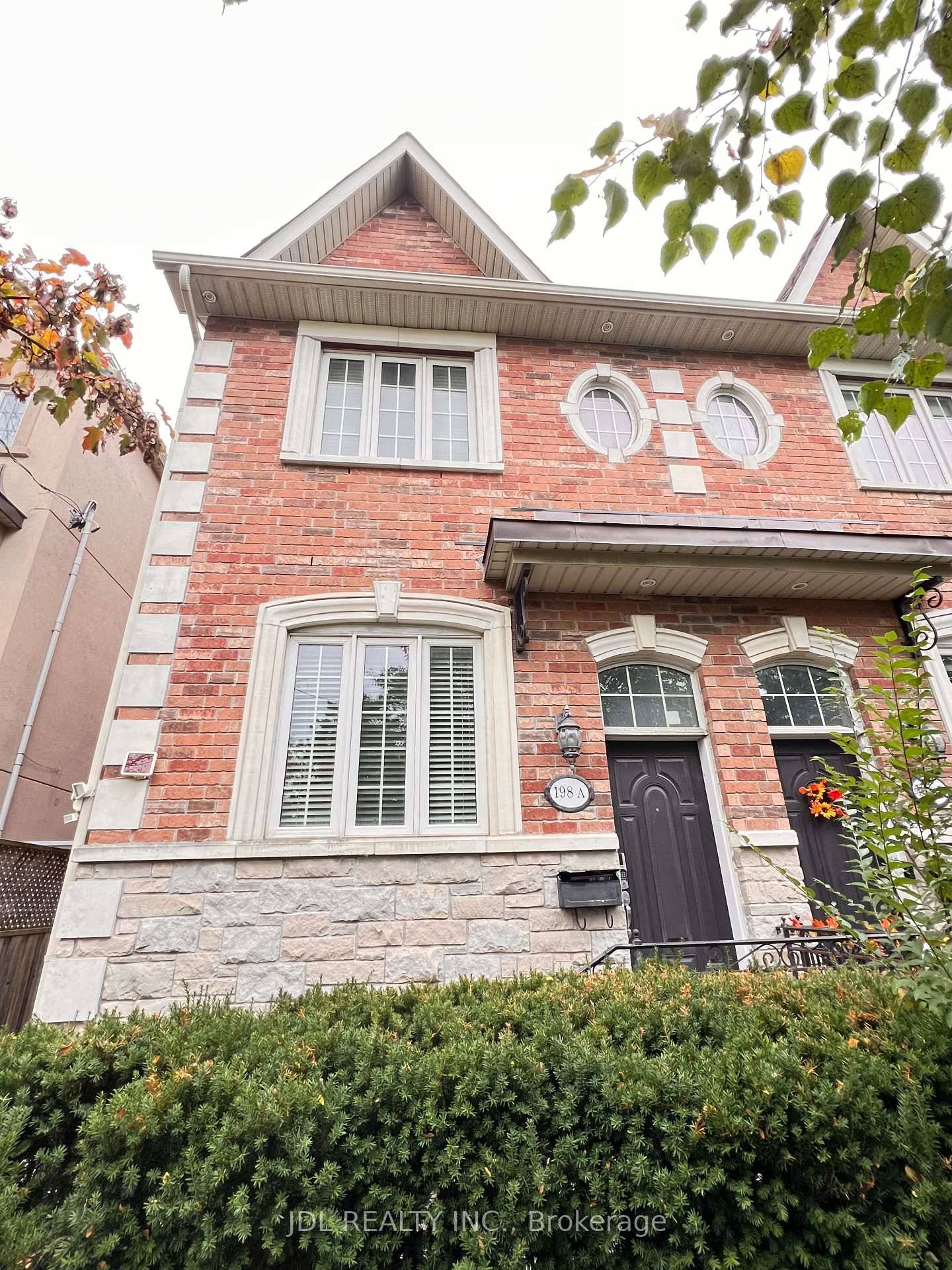 End Of Unit, Custom Freehold Luxury Townhome, 9Ft Ceilings On Main Floor amp ; Custom Luxury Kitchen W Granite Counters amp ; 3 Bthrms W Granite Counters.