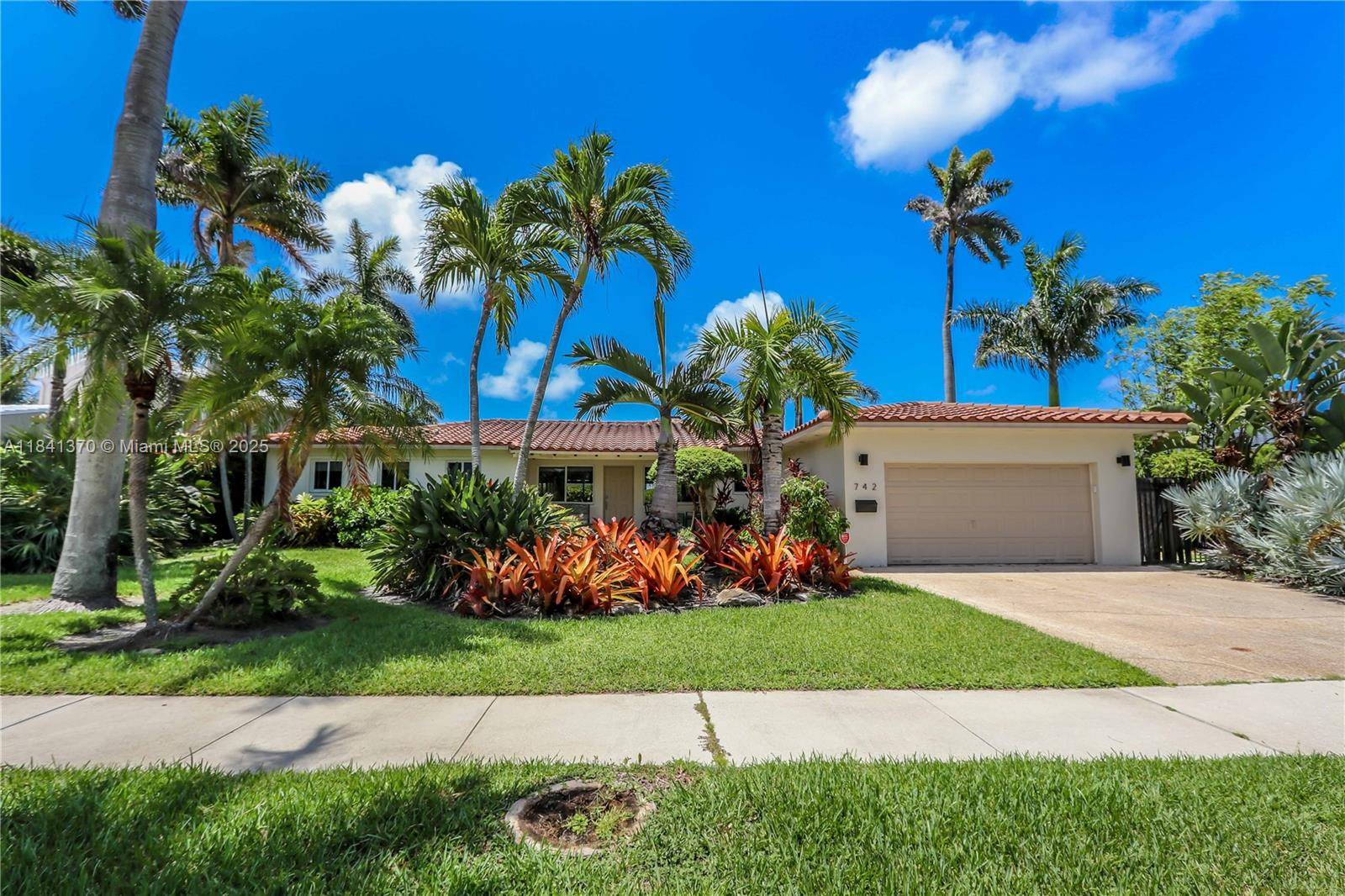 Magnificent location, 4 blocks from the beach amp ; 1 block from South Lake, this beautiful 3 bed, 2.