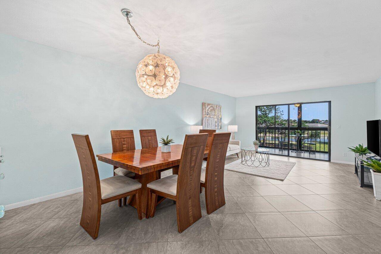 COME SEE THIS NICELY RENOVATED 2 2 CONDO WITH SPECTACULAR LAKE VIEWS IN THE VERY ACTIVE SOCIAL COMMUNITY OF HUNTINGTON LAKES IN DESIRABLE DELRAY BEACH !