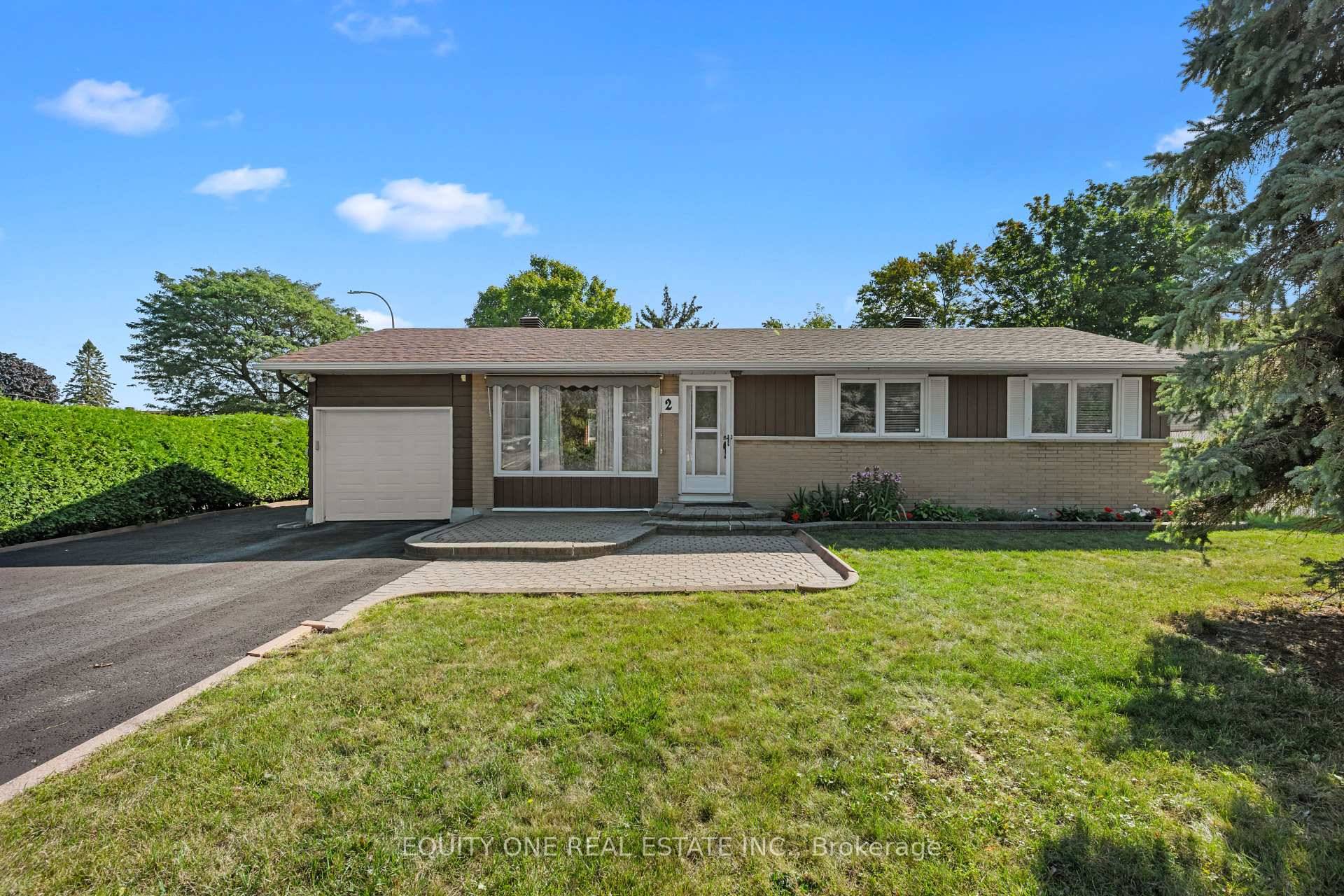 Welcome to this charming detached bungalow located in the sought after and family friendly neighbourhood of Crestview.