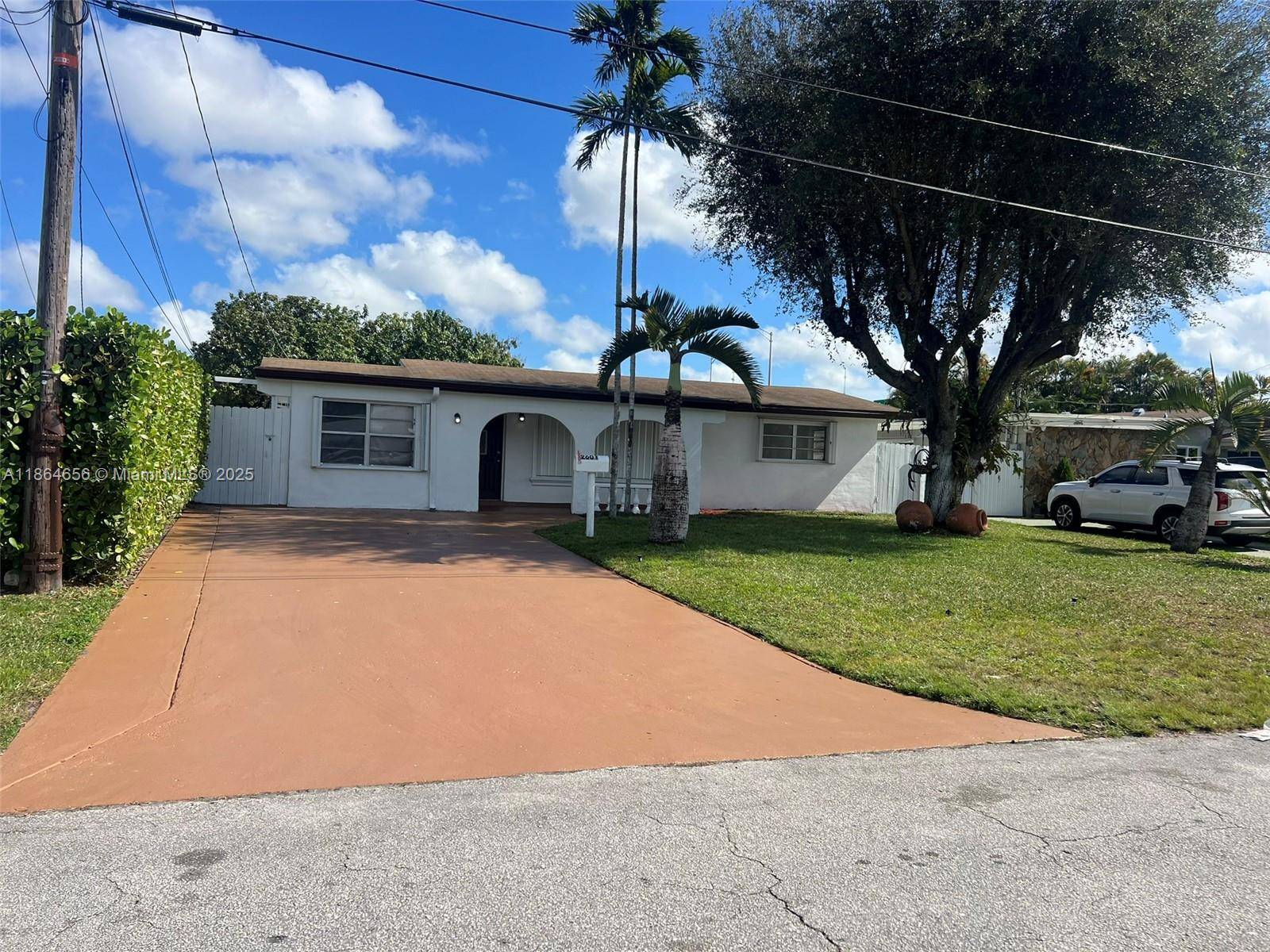 Spacious 3bd 1. 5 bath pool home with covered front porch perfect for relaxing !