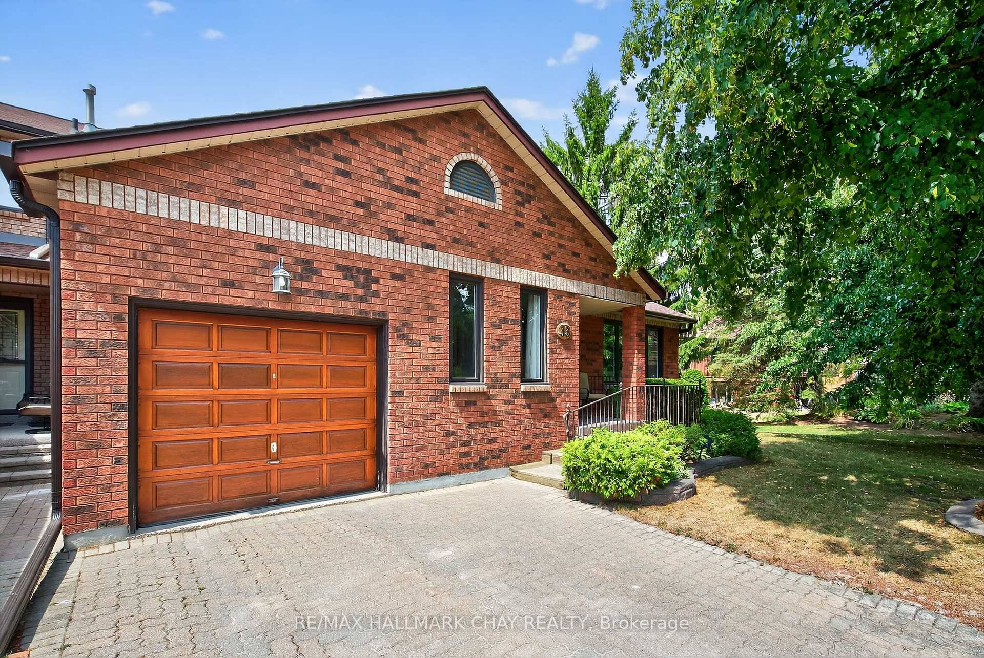With only steps to the community centre sits the charming and popular Campobello bungalow model offering gleaming hardwood floors on main level that flow through this lovely end unit.