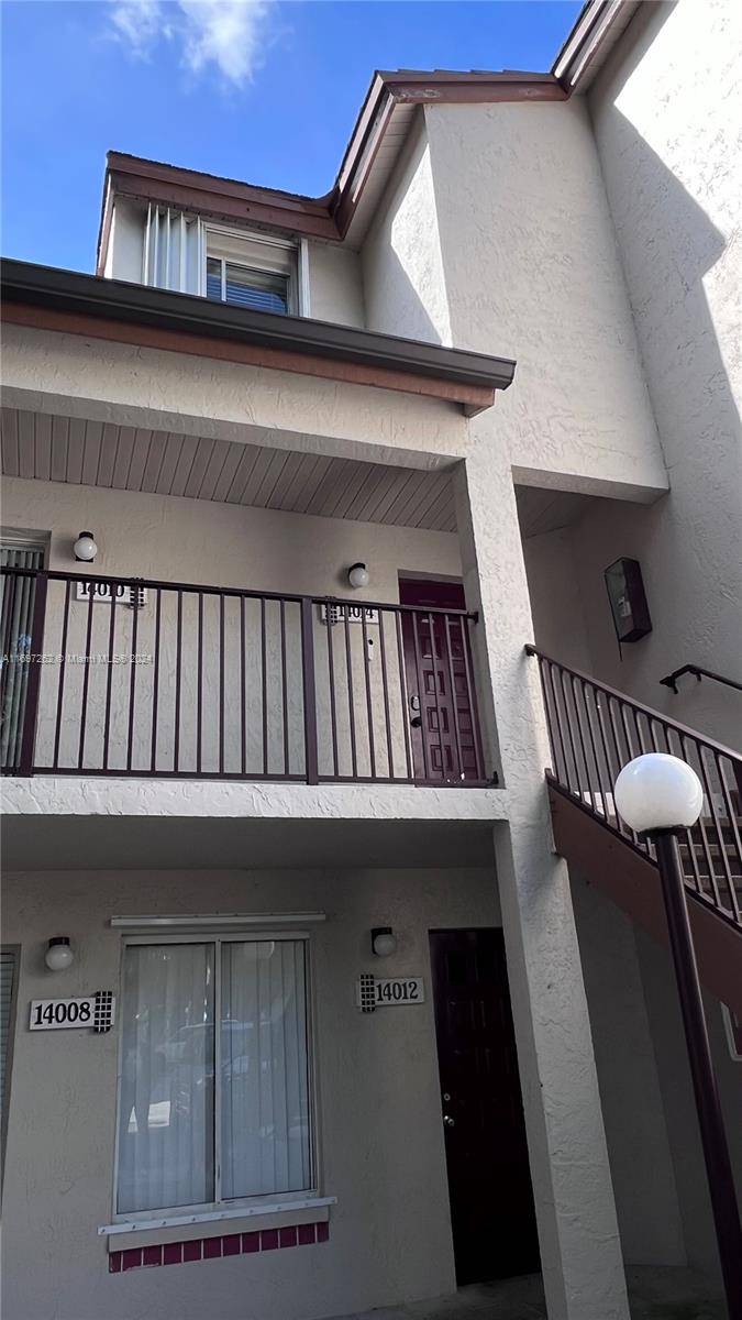 BEAUTIFUL and COZY 2 STORY REMODELED UNIT IN A VERY DESIRABLE COMMUNITY IN THE HEART OF WEST KENDALL.