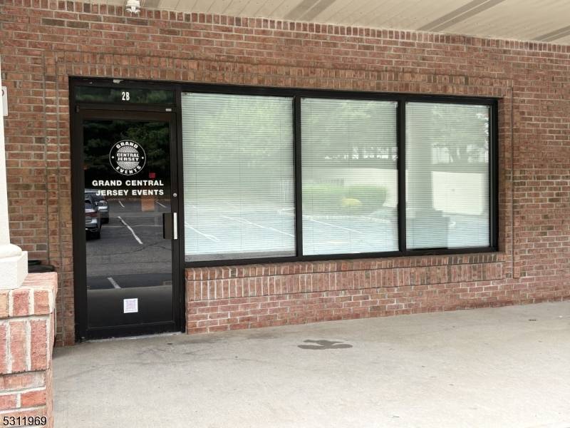 UNBELIEVABLE GREEN BROOK PLAZA, WELL KNOWN 50K SF SHOPPING CENTER ON RT 22 WEST HAS 1 RETAIL SPACE AVAILABLE 1400 SF STORE IN THIS HIGH VISIBILITY PRISTINE CENTER, ABUNDANT PARKING, ...