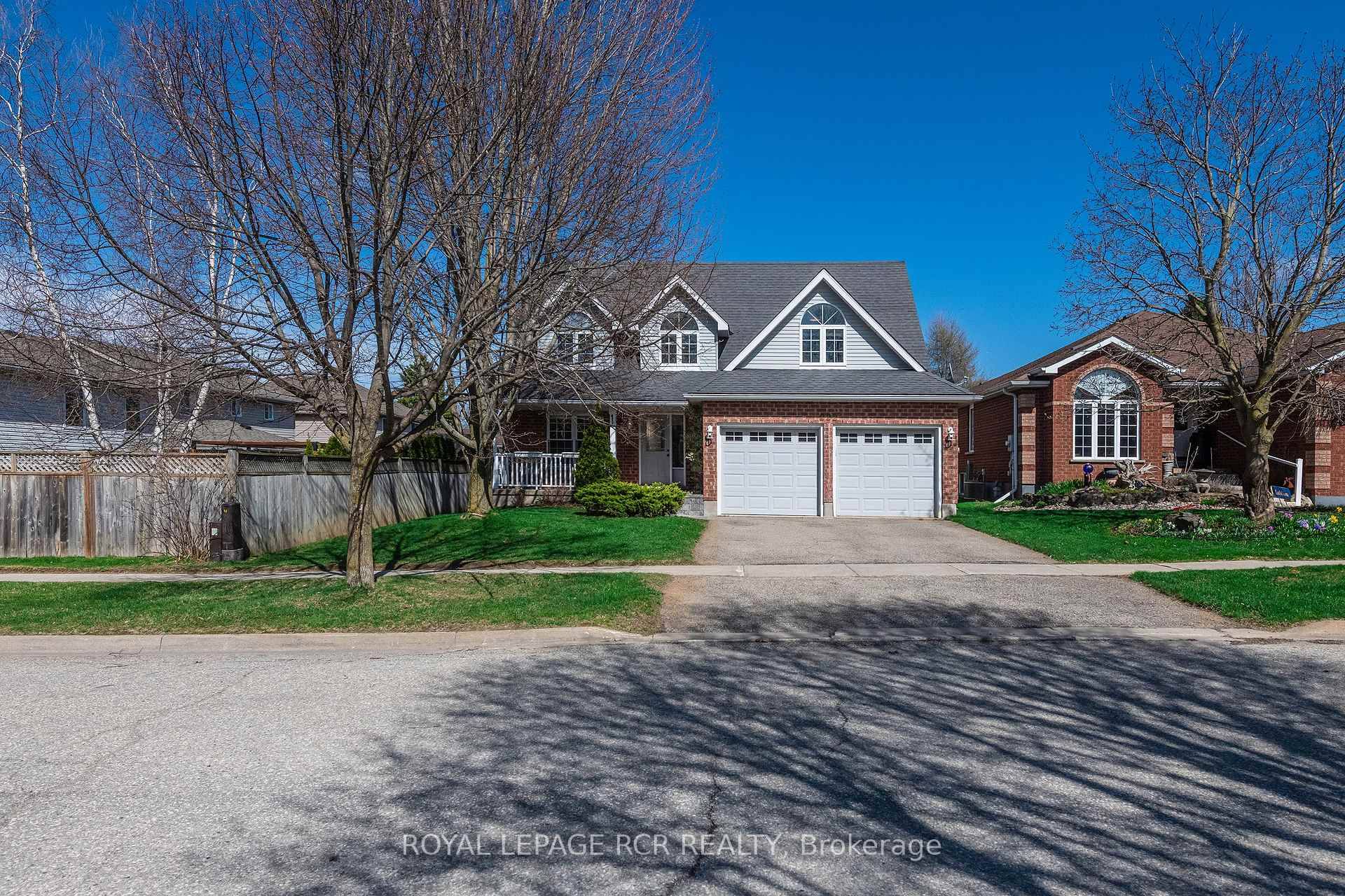 Proudly offered for the first time, this beautifully cared for 3 bedroom loft, 3 bathroom home sits on a quiet crescent across from a park, in one of the areas ...