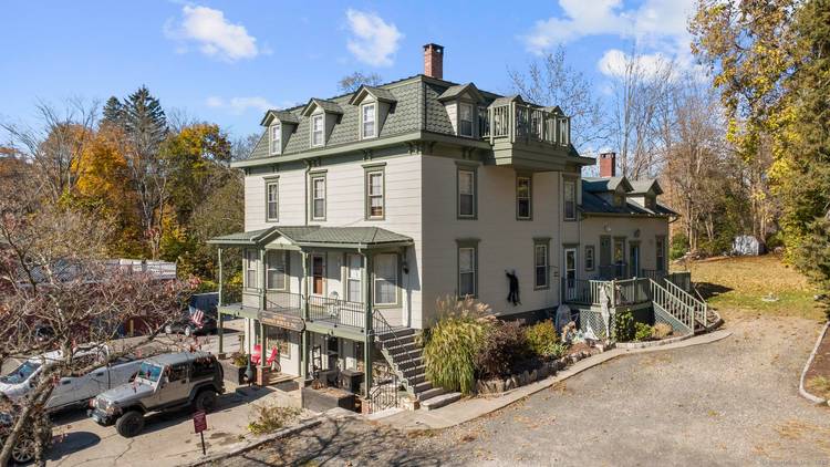 Outstanding investment opportunity in the heart of Brookfield !