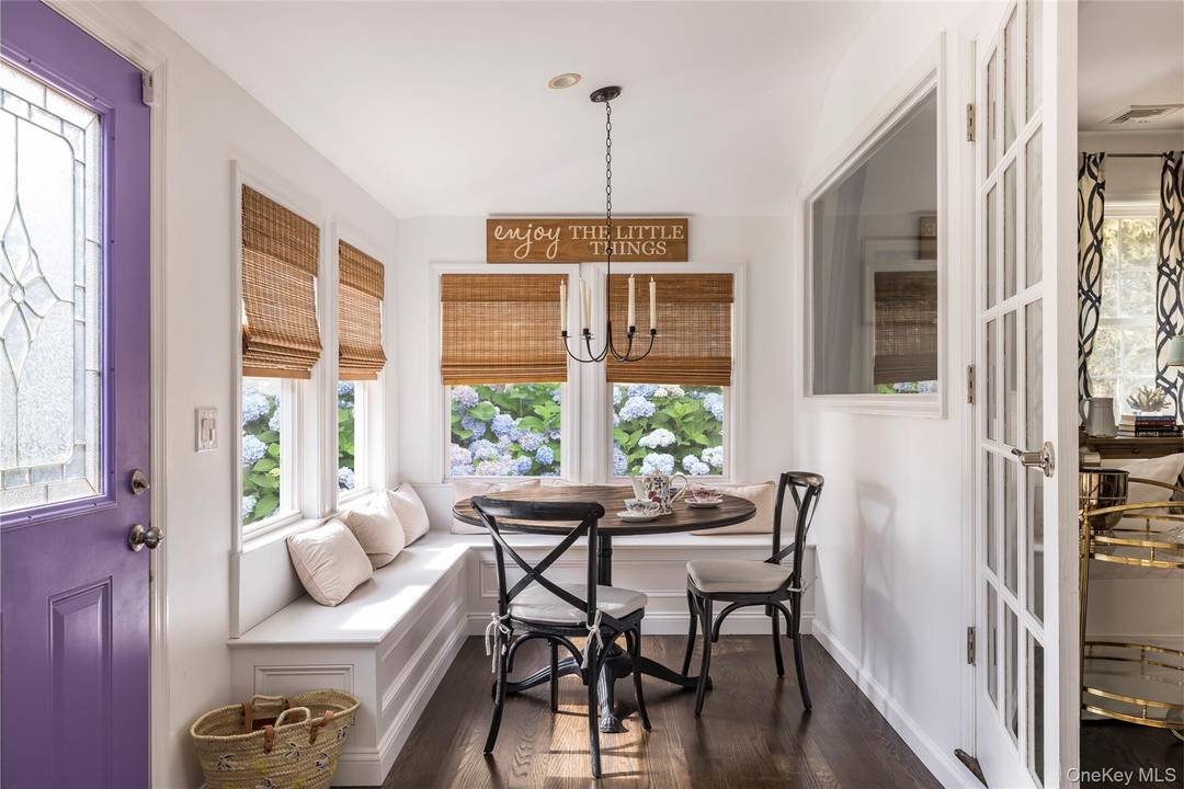 Tucked behind lush hedges, this fully updated cottage offers an idyllic blend of charm and modern convenience, just moments from Southampton Village s shops, restaurants, and world class beaches.