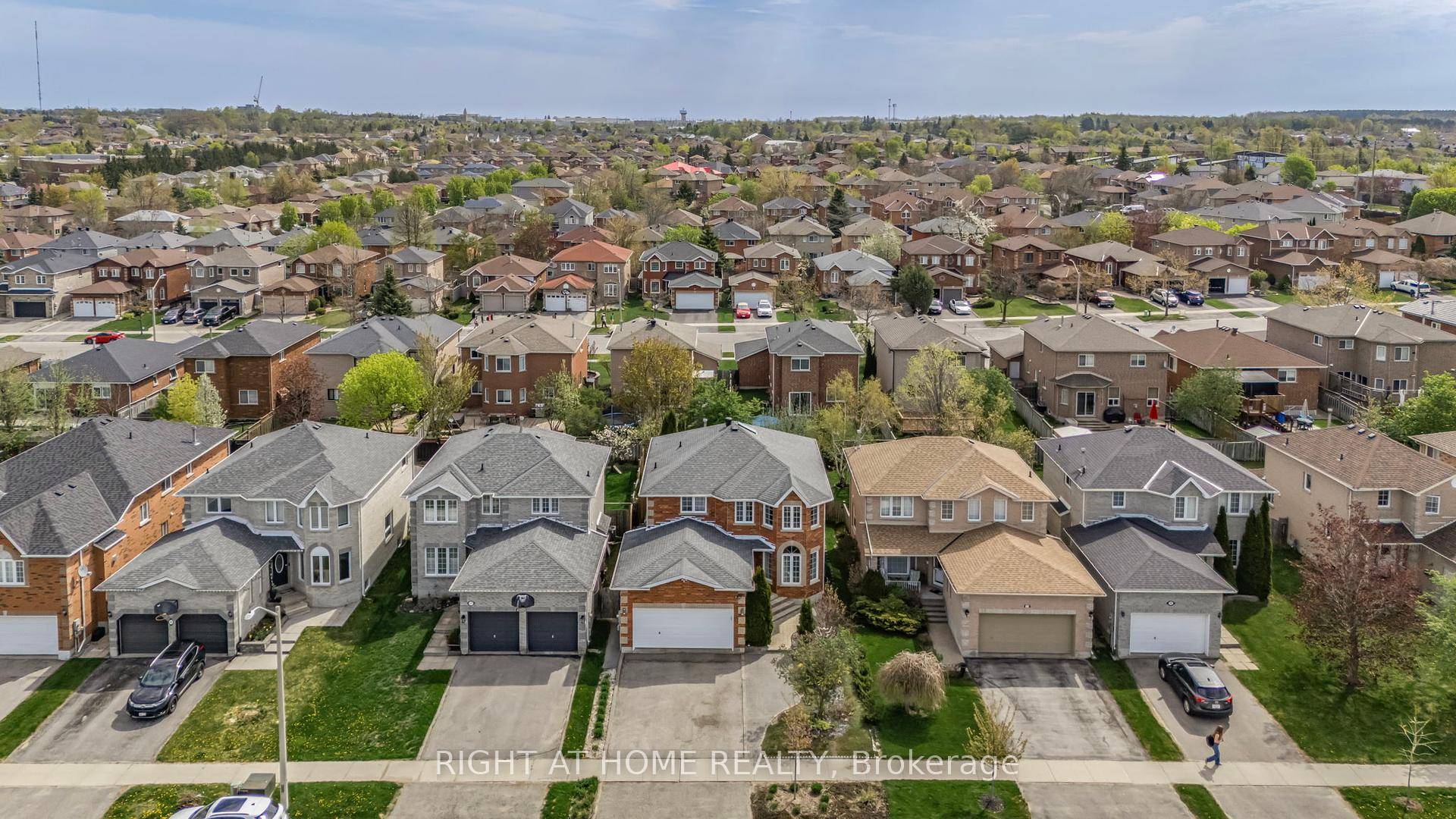Welcome to this stunning all brick two story home located in Barrie's desirable south end, just a short walk to both elementary and secondary schools.