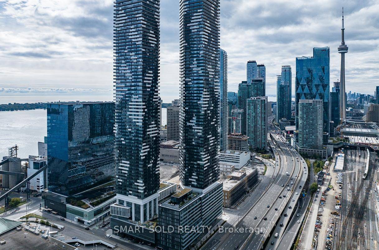 1 Bedroom Den With A Large Balcony And Unobstructed City Views.
