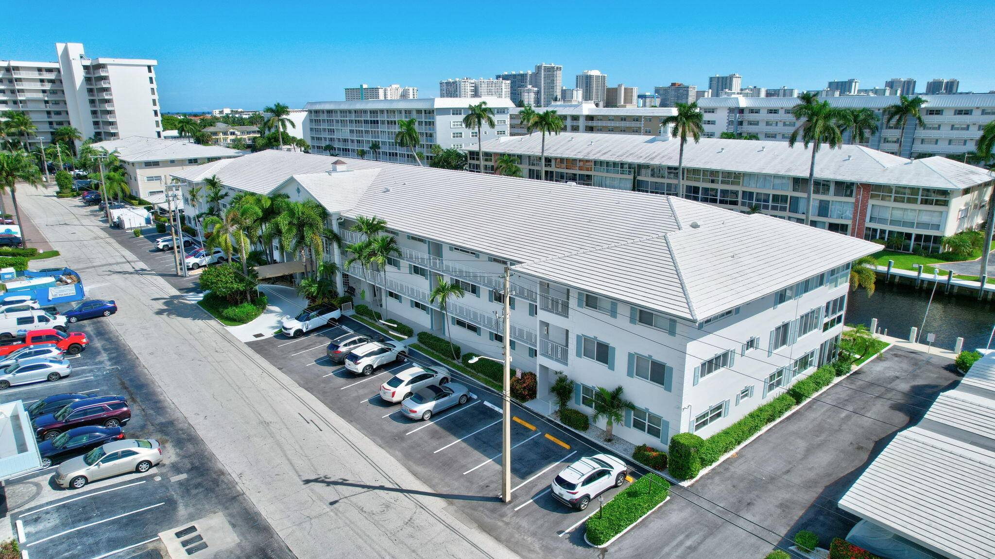 This boutique waterfront condo boasts 400 feet of brand new concrete docks, ideal for your yacht !
