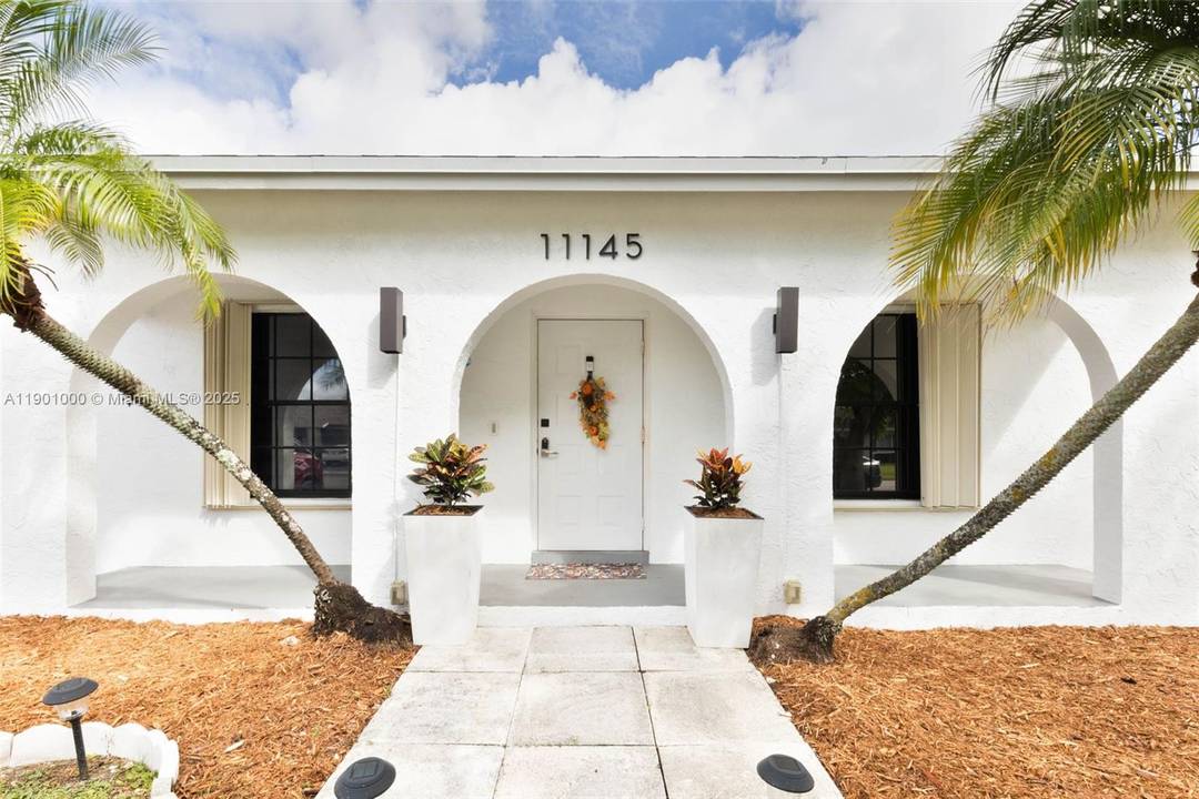 Modern Move In Ready Home in Sunrise !