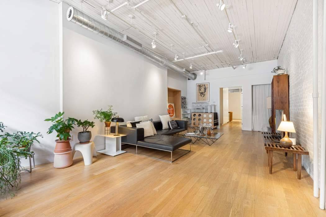 The Maisonette Loft at 97 Crosby Live steps from SoHo s boutiques, acclaimed dining, and vibrant culture in this full floor Maisonette loft that combines historic charm with modern comfort.
