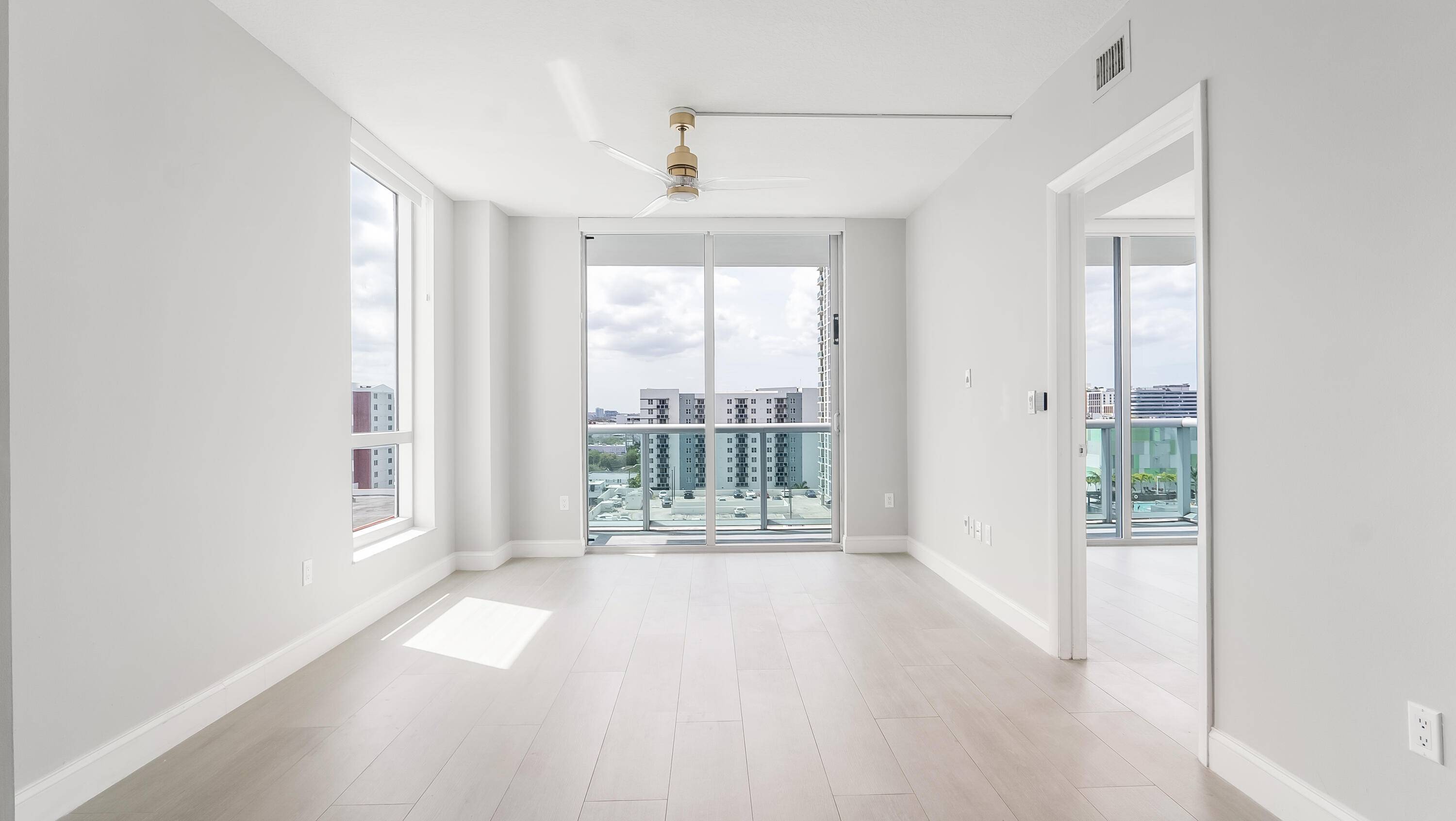Welcome to Gallery Art Condominiums in the highly desirable Edgewater neighborhood !