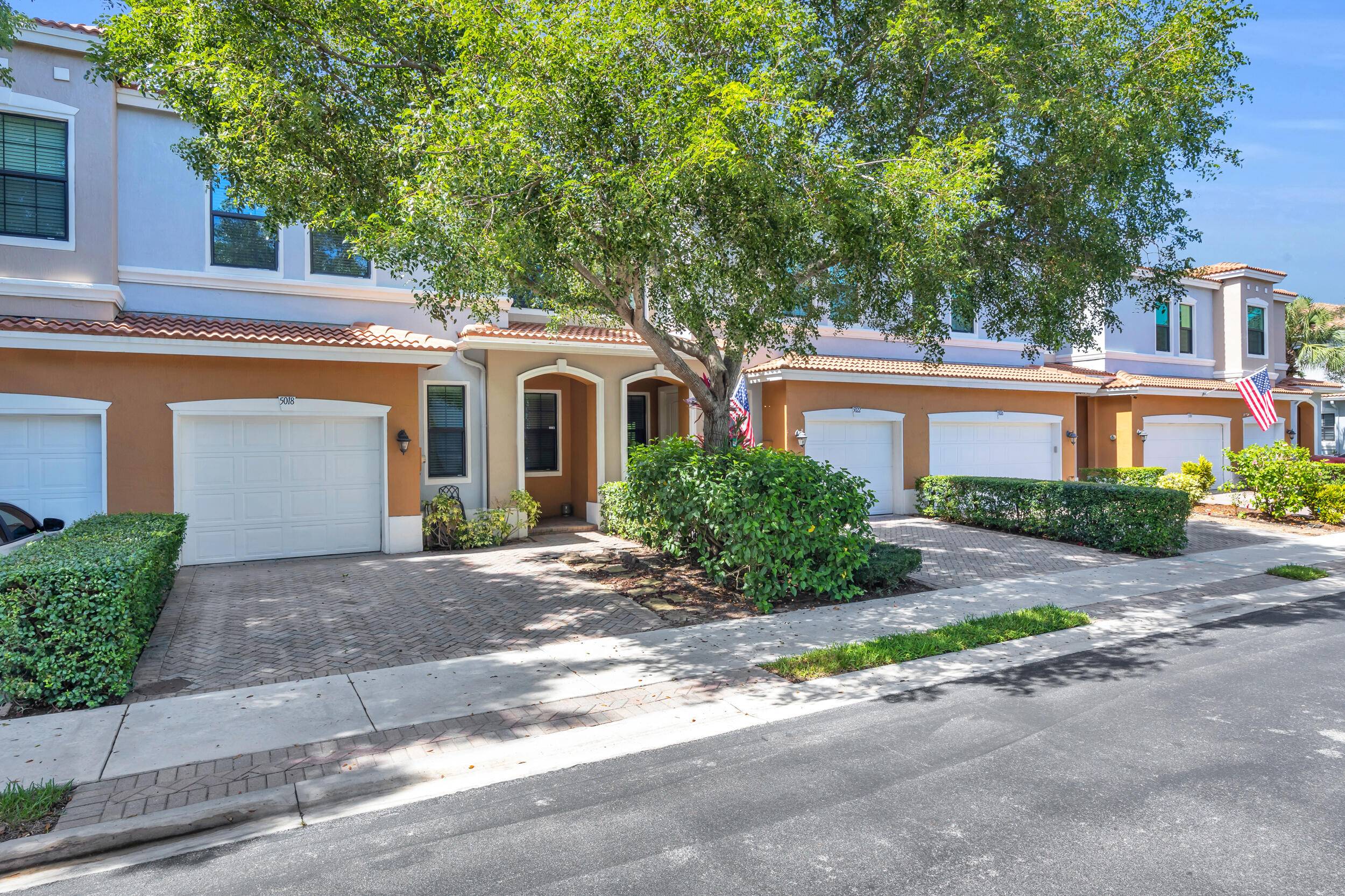 Welcome home to Gramercy Square in desirable Delray Beach.