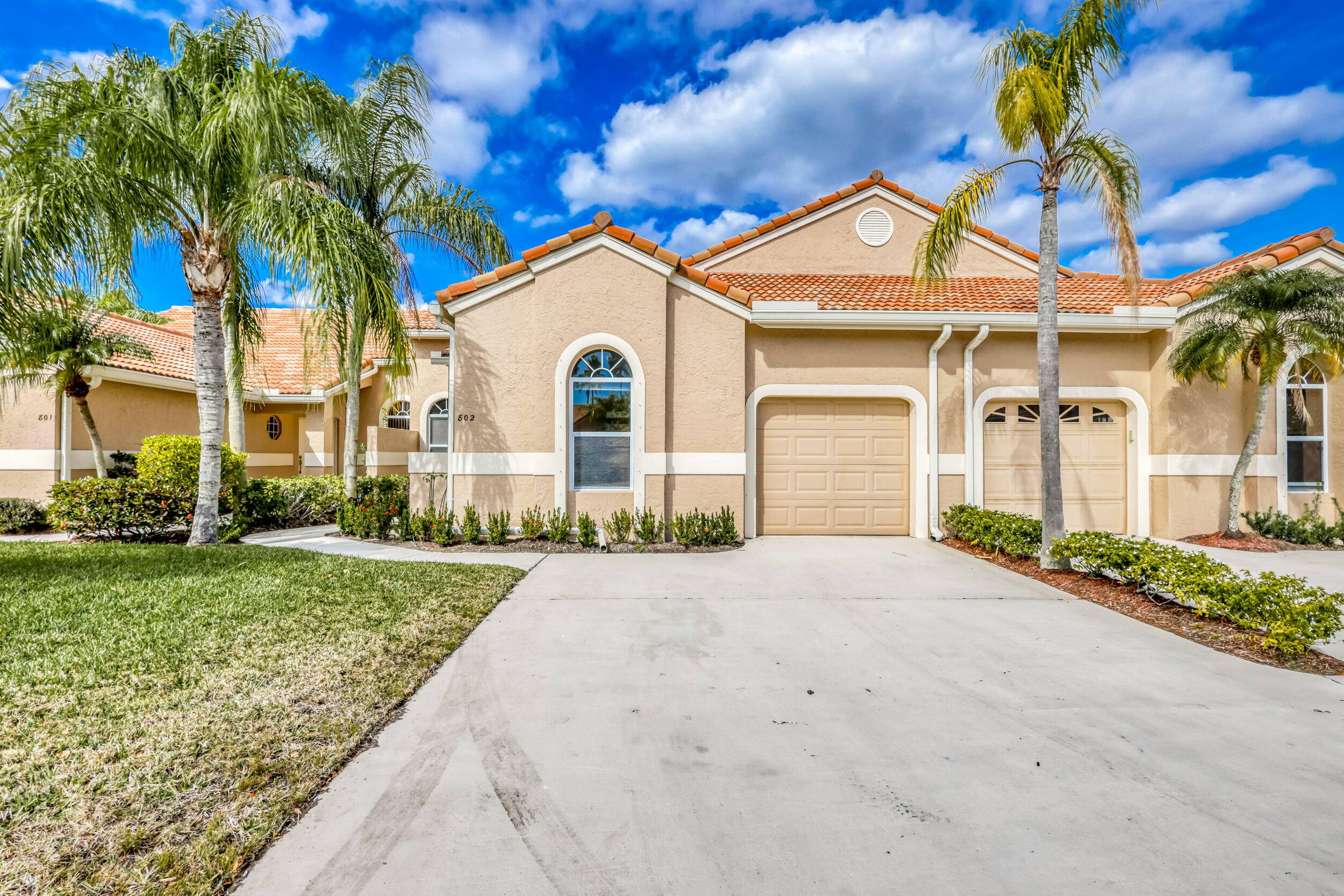 Beautifully remodeled 3 bedroom, 2 bath and a garage unit in Heather Run.