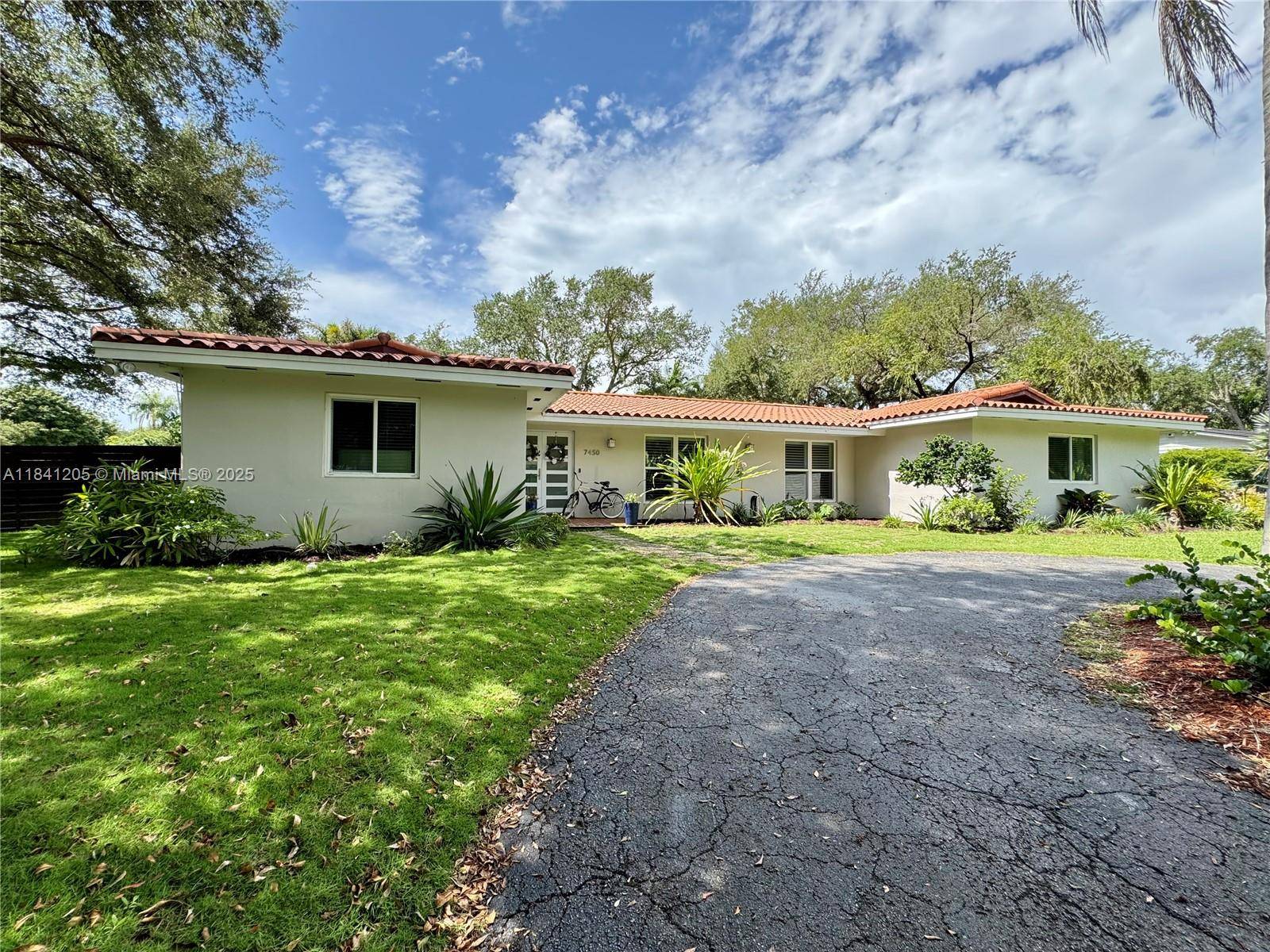 Beautiful home in Palmetto Bay by Old Cutler Road, can walk to the bay, Deering Estate, and restaurants.