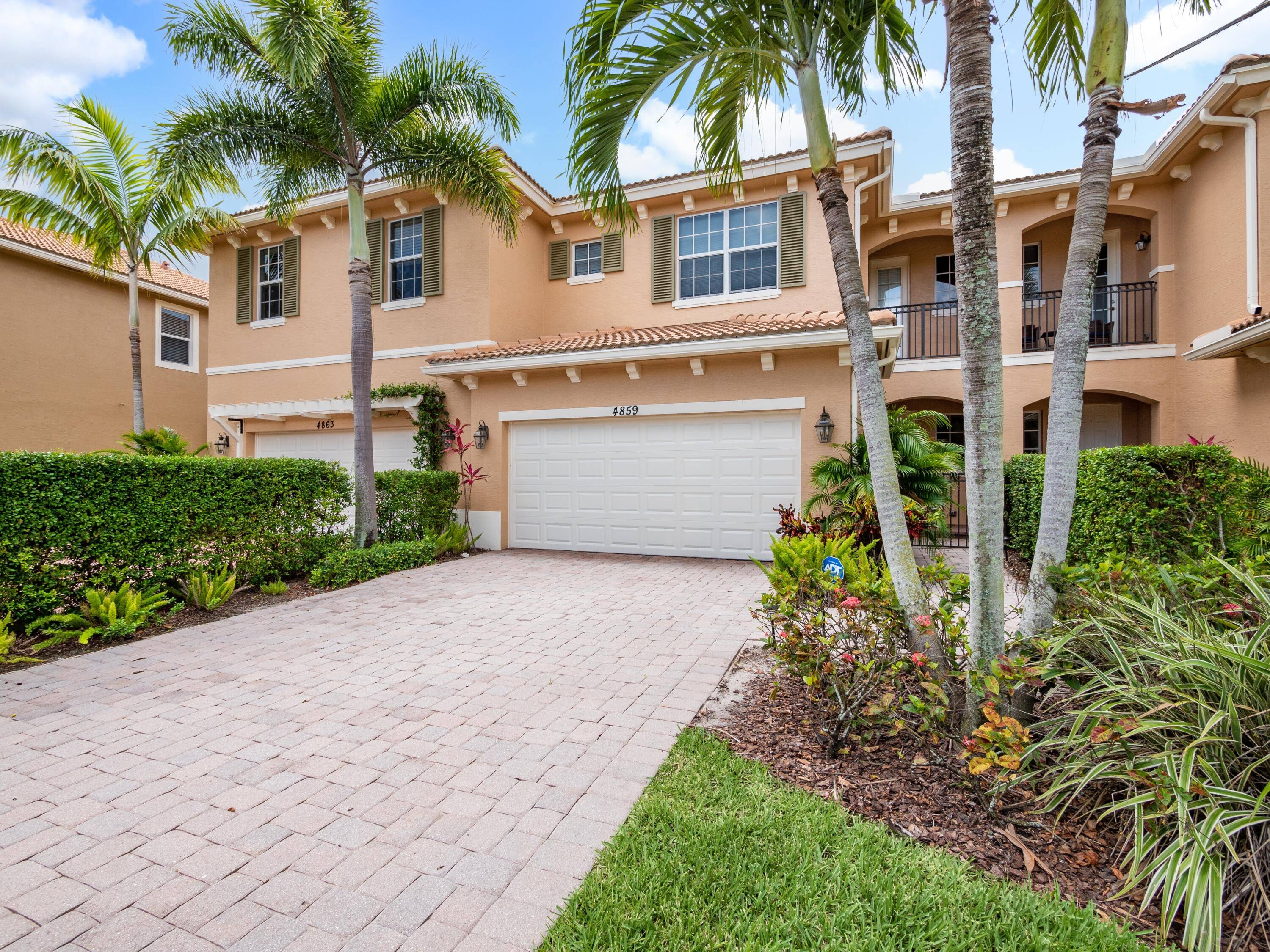 NICELY FURNISHED 3 3 TOWNHOME WITH ADDITIONAL DEN OFFICE.