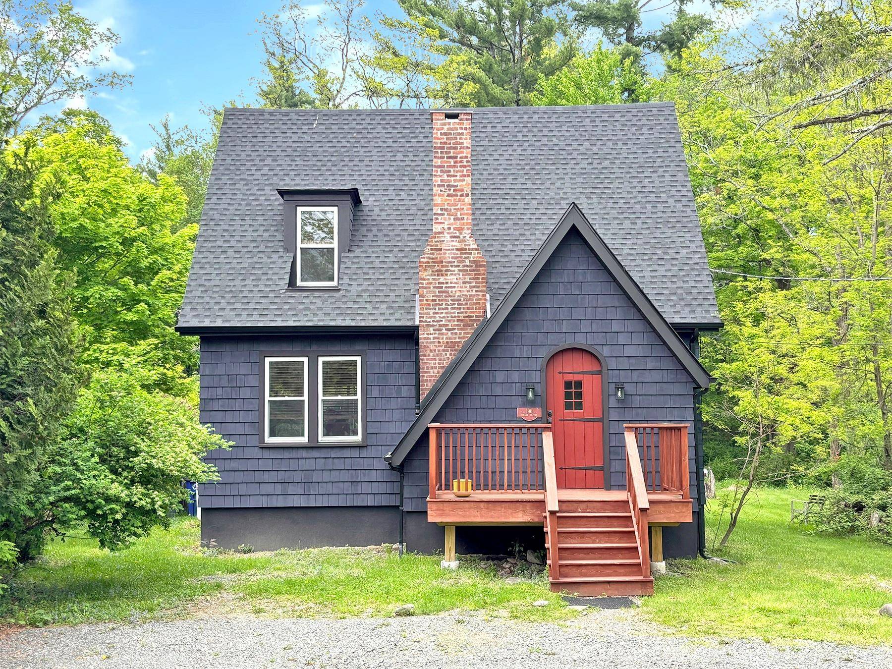 Country charm less than a mile from the Woodstock Village Green !