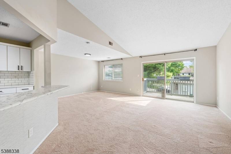 Welcome home to desirable Drakesville at Roxbury !