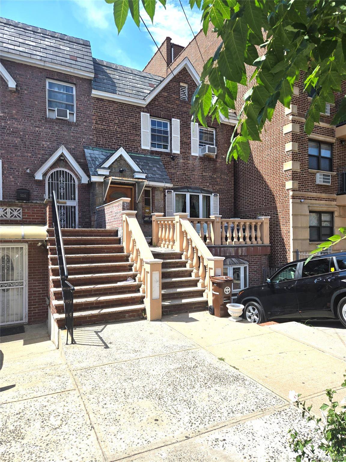 Welcome to Van Loon Street in Elmhurst !