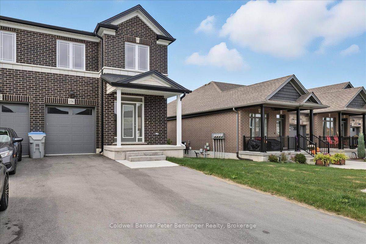 NEW END UNIT TOWNHOUSE Discover modern living in this beautifully designed 3 bedroom, 3 bathroom end unit townhome built with quality craftsmanship by Euro Custom Homes Inc.
