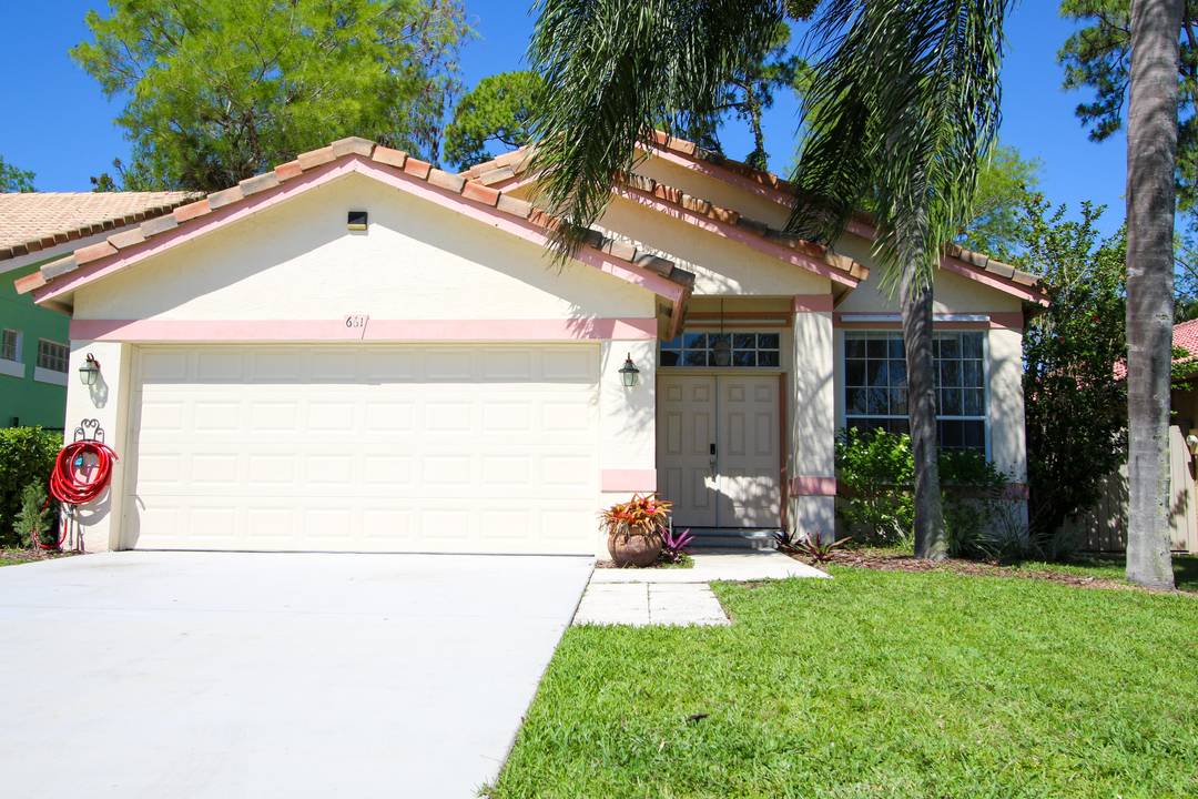 SEASONAL RENTAL This is a one of a kind 3 bedroom, 2 bathroom rental home with private pool, and a backyard !